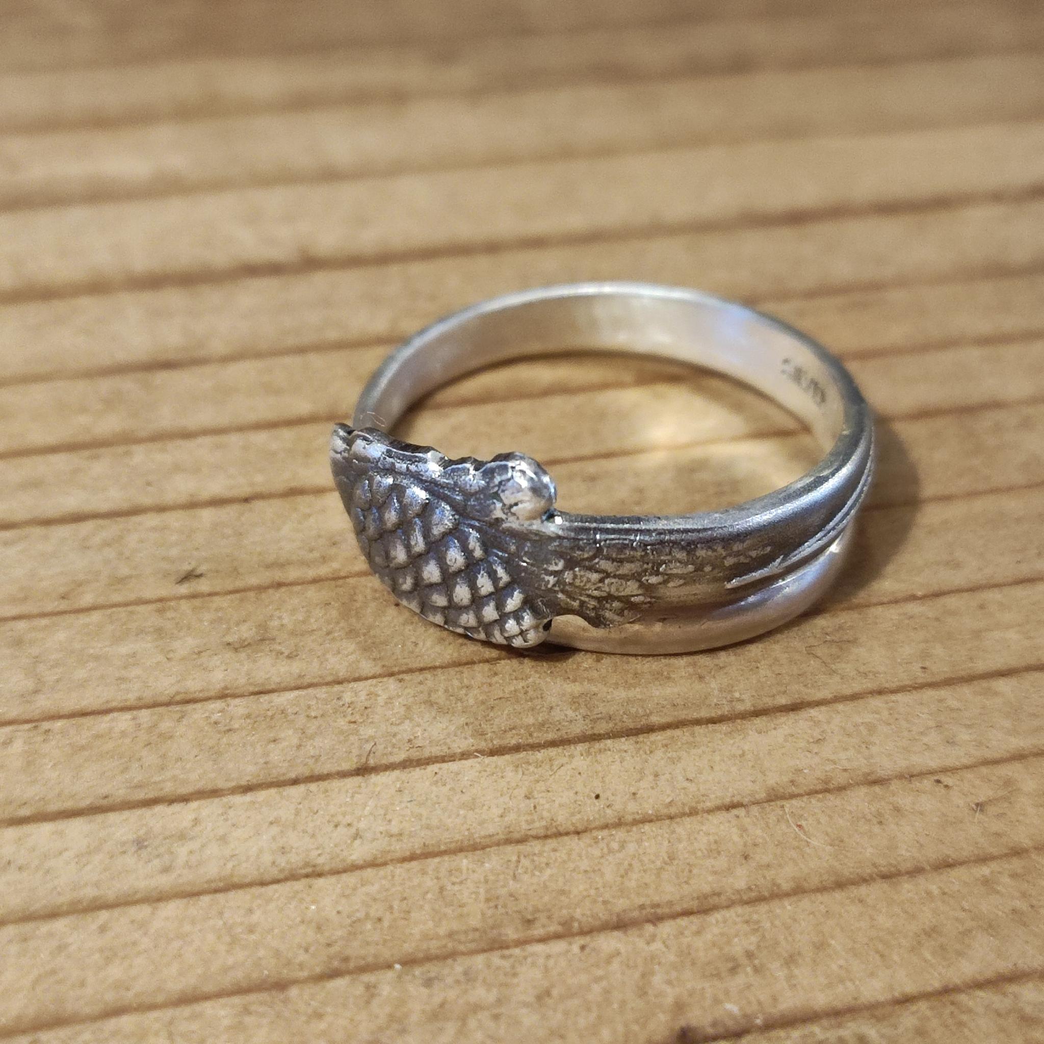 日本のアンティークシルバー菓子楊枝のリメイクリング「松」888 松ぼっくりが可愛い縁起物デザイン 昭和レトロ ビンテージ