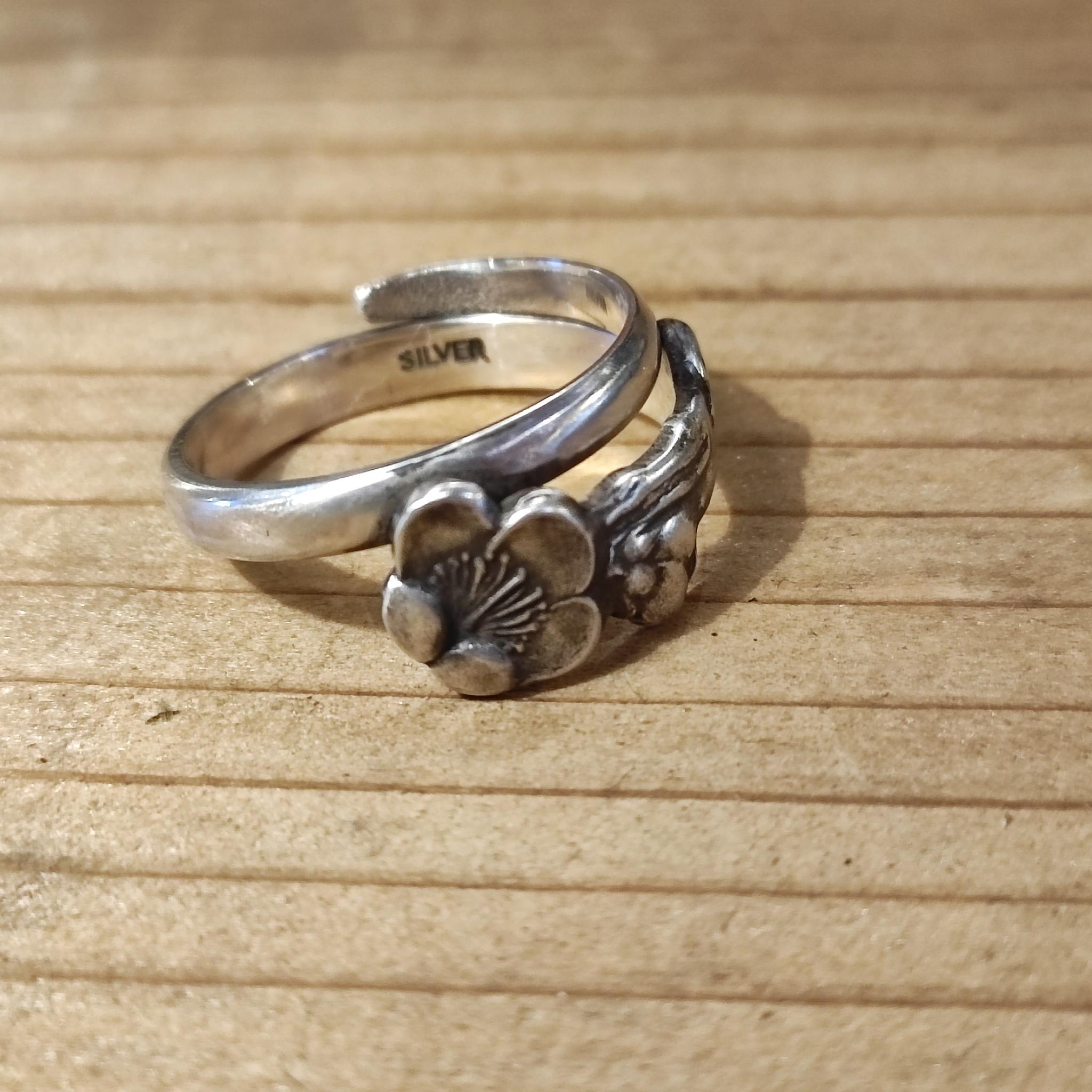 日本のアンティークシルバー菓子楊枝のリメイクリング「梅」890 花と蕾の世界観が秀逸。縁起物デザイン 昭和レトロ