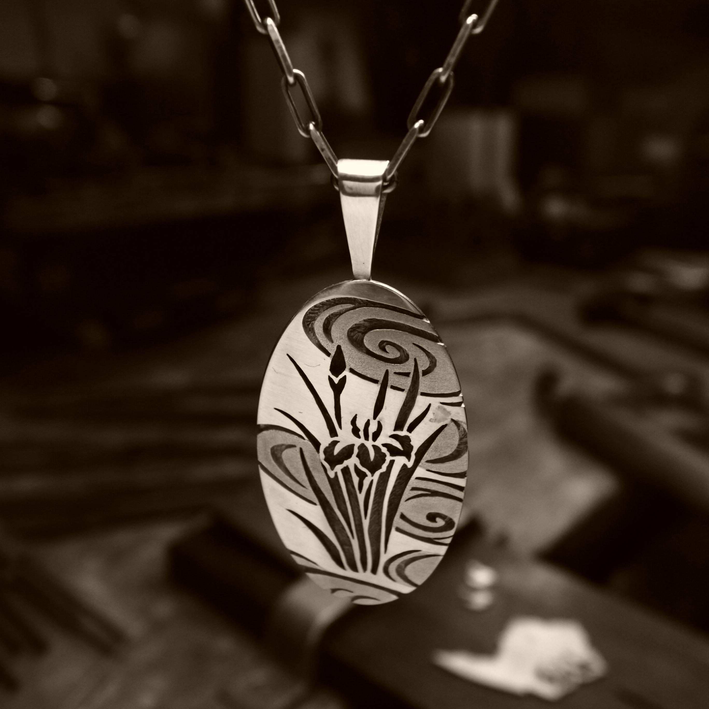 美しい流水も必見【観世水にあやめ】ペンダントネックレス 和柄オーバーレイシルバー　雑誌掲載商品　メンズおすすめ1枚目の画像